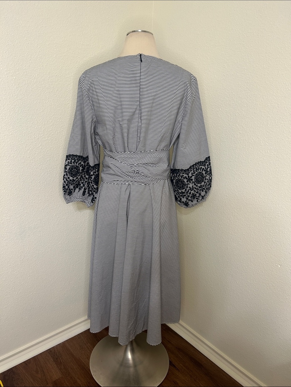 Gorgeous Calvin Klein Wrap Dress with Embroidered Sleeves Black & White 10 - Picture 3 of 3